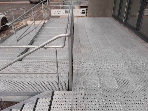 Blechprofilrost PS-PMR als Rampe Zugang Verwaltungsgebäude