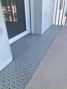 Blechprofilrost PS-PMR als Türschwelle