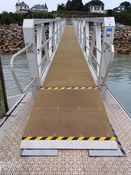 Fußgängerbrücke aus beigefarbenen GFK-Rosten