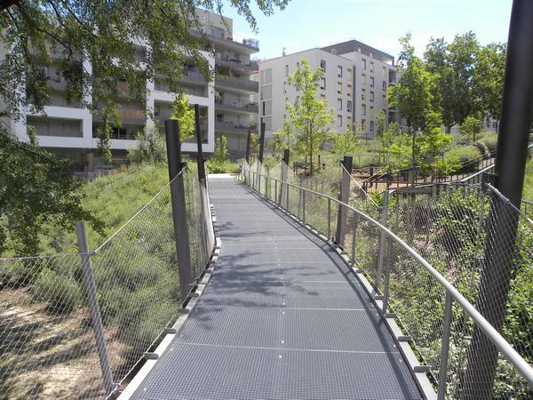 Fußgängerbrücke mit Metallgitterrosten