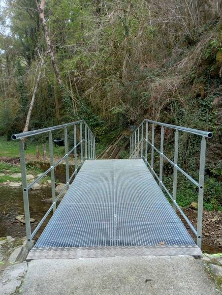 Fußgängerbrücke Pressrosten Verkehrswege Fluss