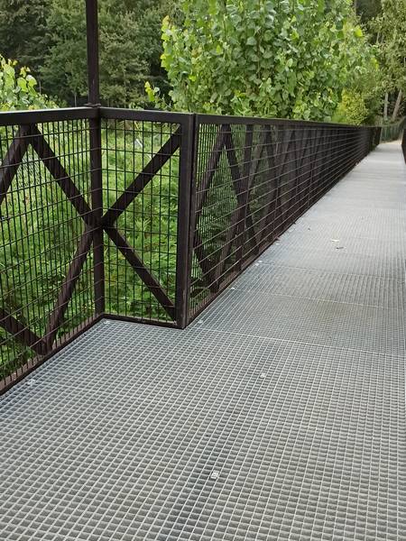 Fußgängerbrücke aus Pressrosten