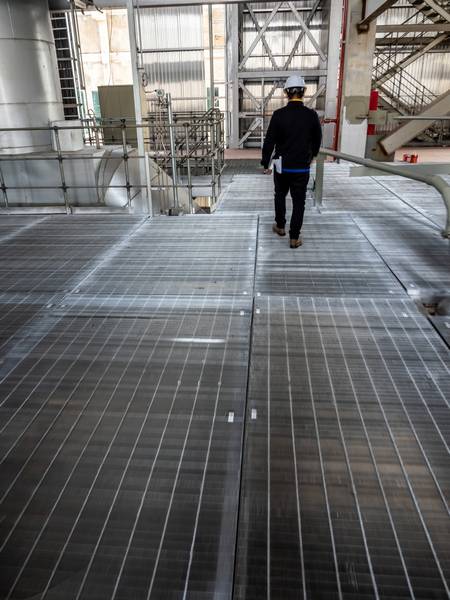 Fußgängerüberweg mit Metallgitterrosten