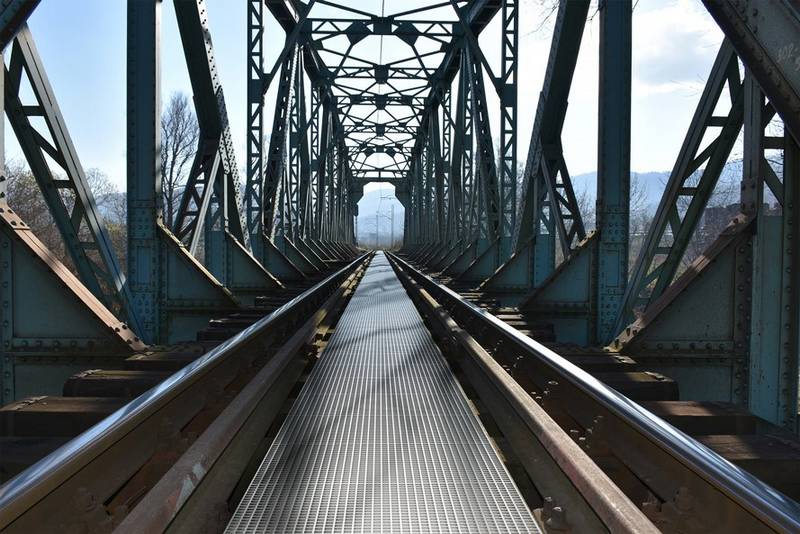 GFK-Gitterrost auf einem Ingenieursbau zwischen den Schienen