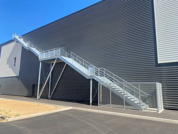 Geradläufige Treppe Blechprofilroststufen