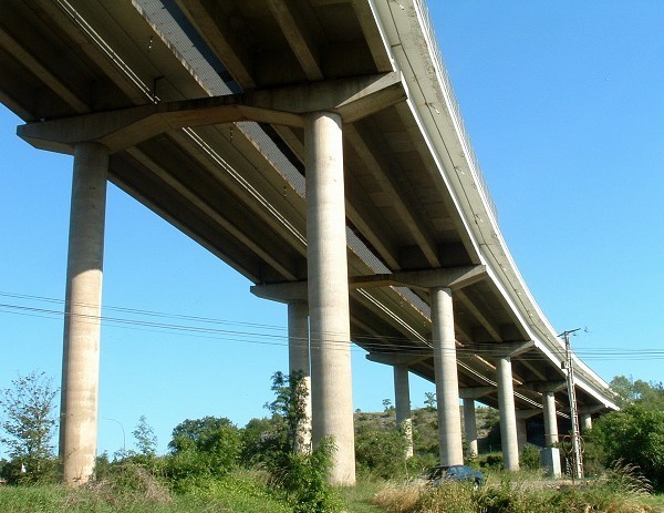 Gitterroste T3B zwischen den Fahrbahnen einer Autobahn verlegt