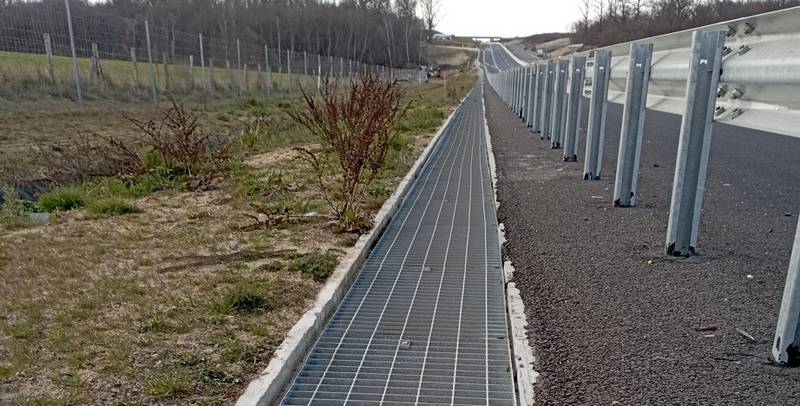 Gitterroste am Straßenrand