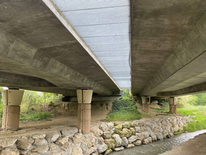 Gitterroste T3A zwischen den Fahrbahnen dieser Autobahn