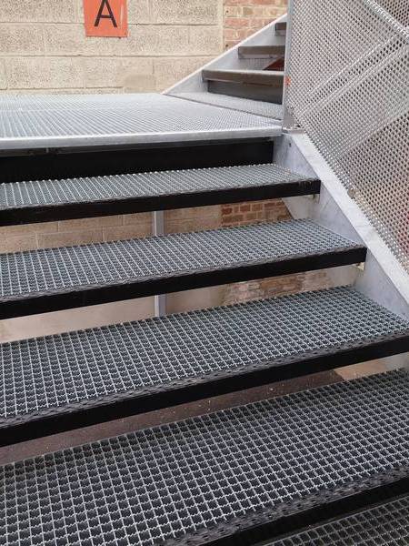 Gitterroststufen kontrastierender rutschhemmender Antrittskante