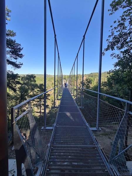 Hochgelegene Fußgängerbrücke aus Pressrosten