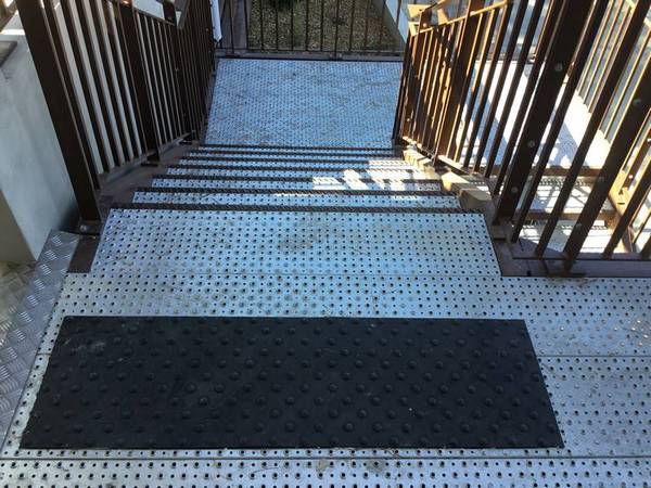 Podest mit Blindenleitfliese