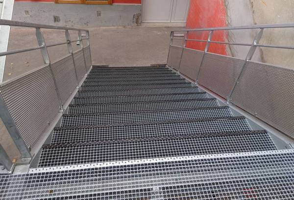 Stufen geradlaufiger Treppe