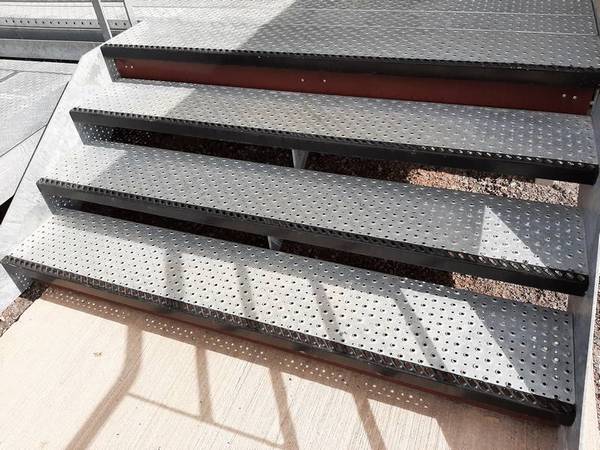 Treppenstufen Blechprofilrosten