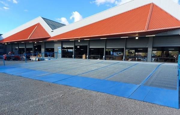 Zufahrtsrampe aus verzinkten Schwerlastrosten