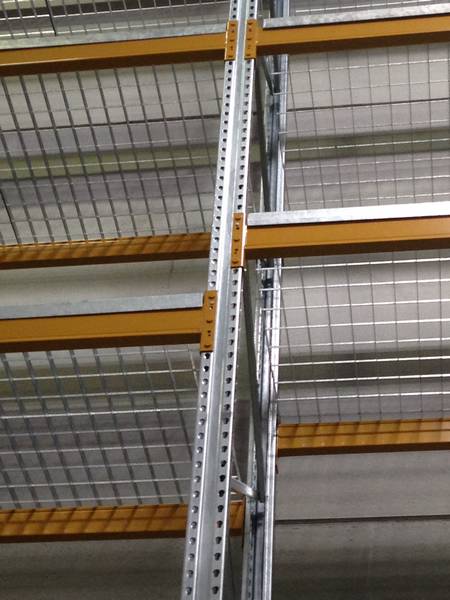 Modularer Lagerraum auf Mittellastregalen