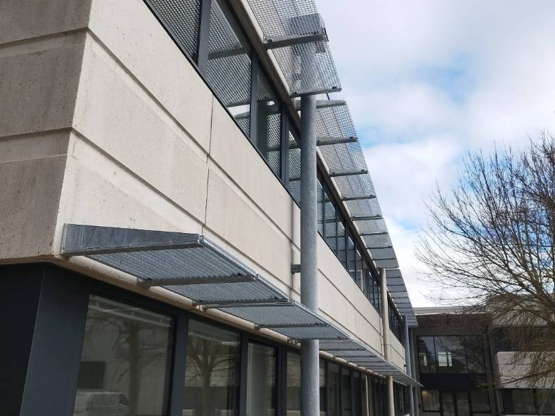 Sonnenschutz für Büroräume, hergestellt aus Standardrosten