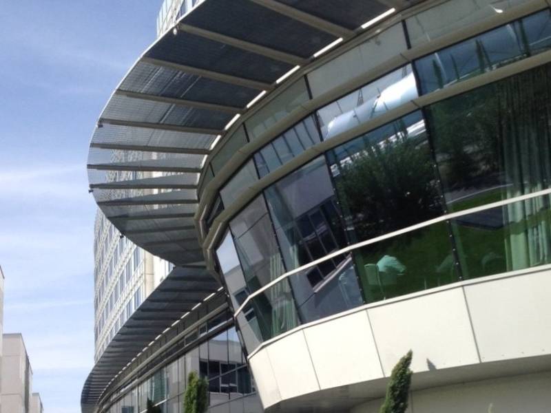 Sonnenschutz aus Pressrost mit Zuschnitt passend zur Gebäudearchitektur