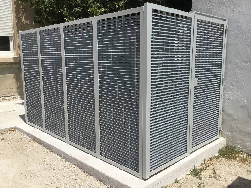 Technikraum mit Sichtschutz durch einen Lamellenrost