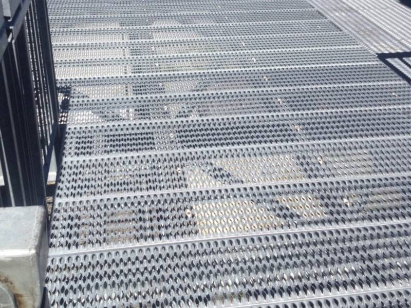 Aussichtsplattform aus rutschhemmenden Blechprofilrosten