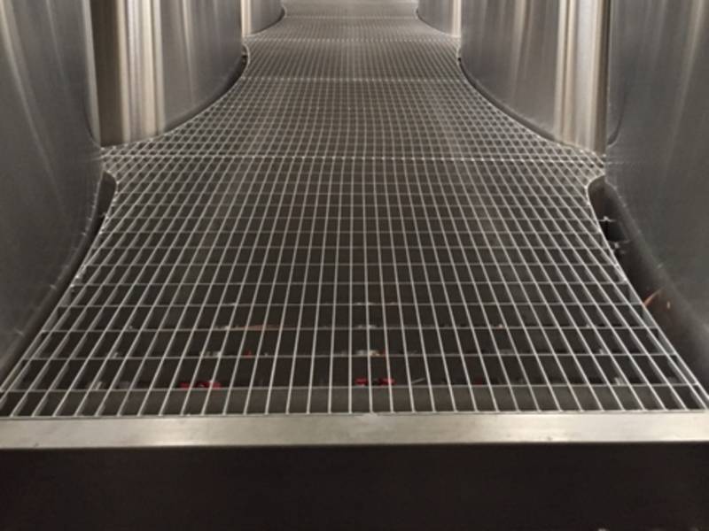 Edelstahlpressrost auf dem Boden eines Weinkellers