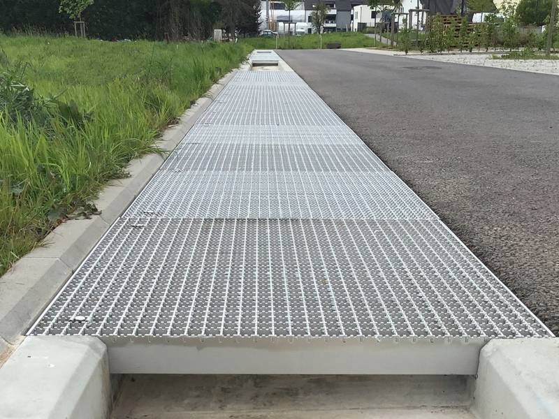 Entwässerungsrinne mit Edelstahlgitterrost