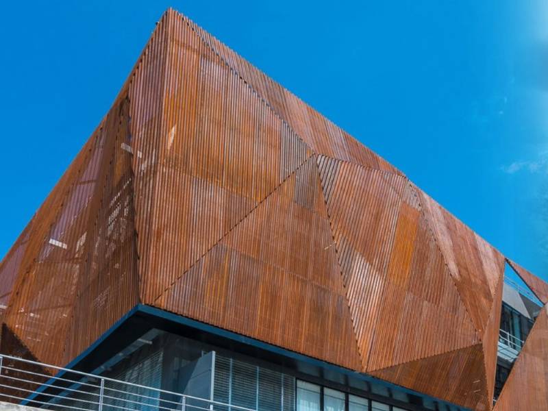 Fassadenverkleidung aus Corten Pressrosten