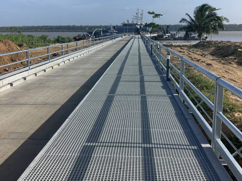 Fußgängerbrücke auf einem aus Polyestergitterrost