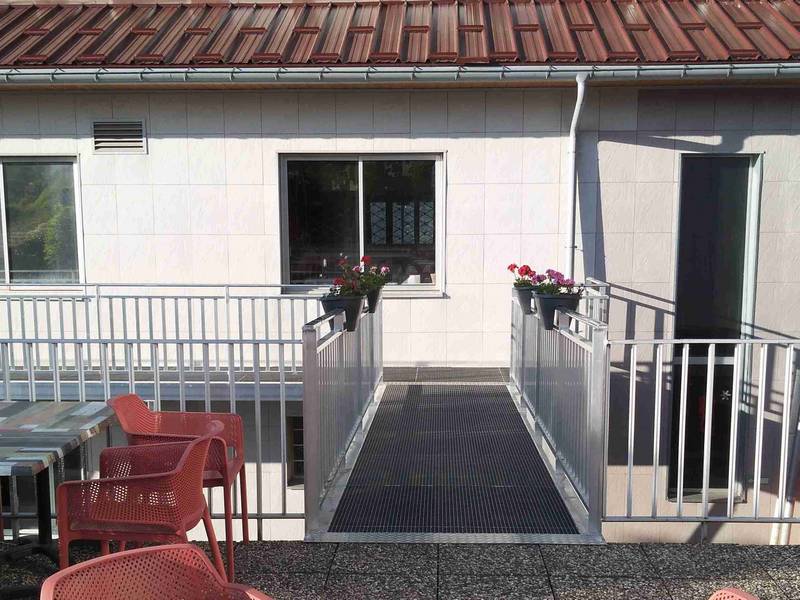 Fußgängerbrücke aus Aluminiumgitterrost