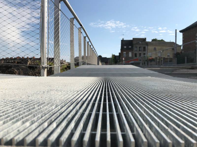 Fußgängerbrücke aus Lamellenrost mit überstehenden Stäben