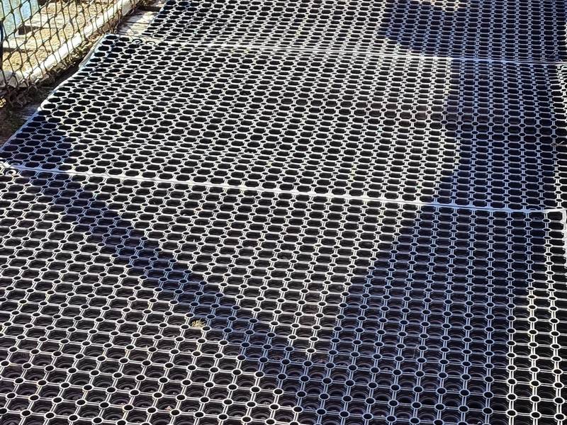 Fußgängerbrücke mit rutschhemmenden Gummimatten