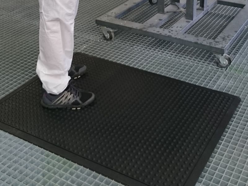 Gummimatte mit gewölbten Erhebungen