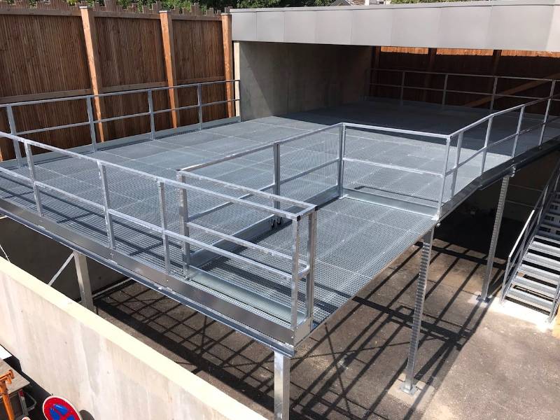 Industrielle Plattform aus Stahlgitterrosten