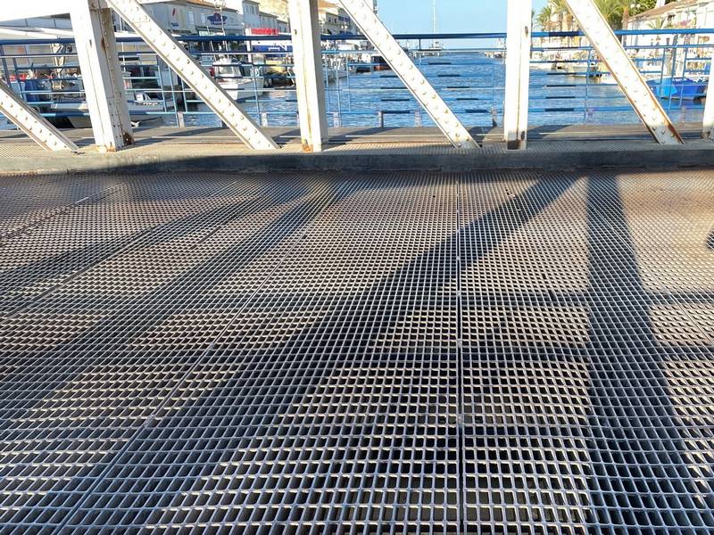 Laufsteg aus Stahlgitterrosten