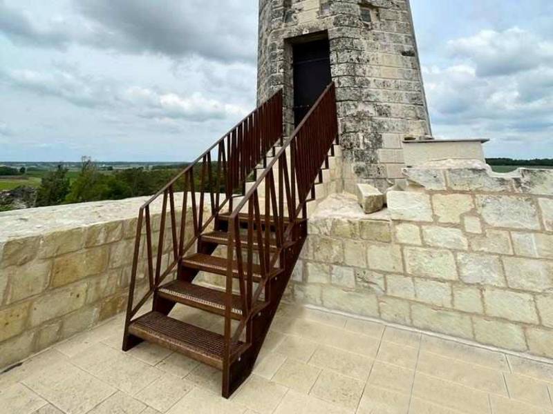 Treppe mit Gitterroststufen aus Corten-Stahl